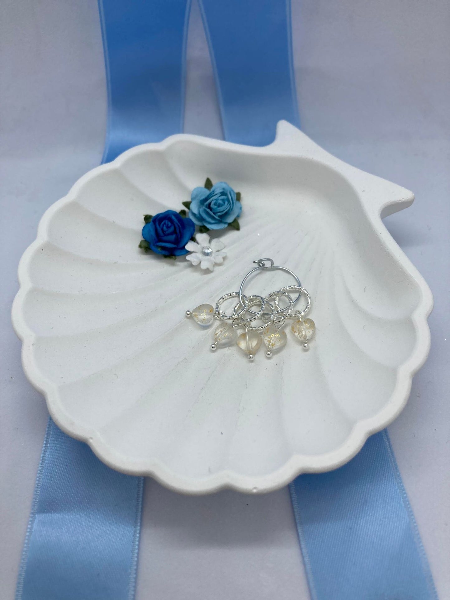 Blanke hjerter med gullflak