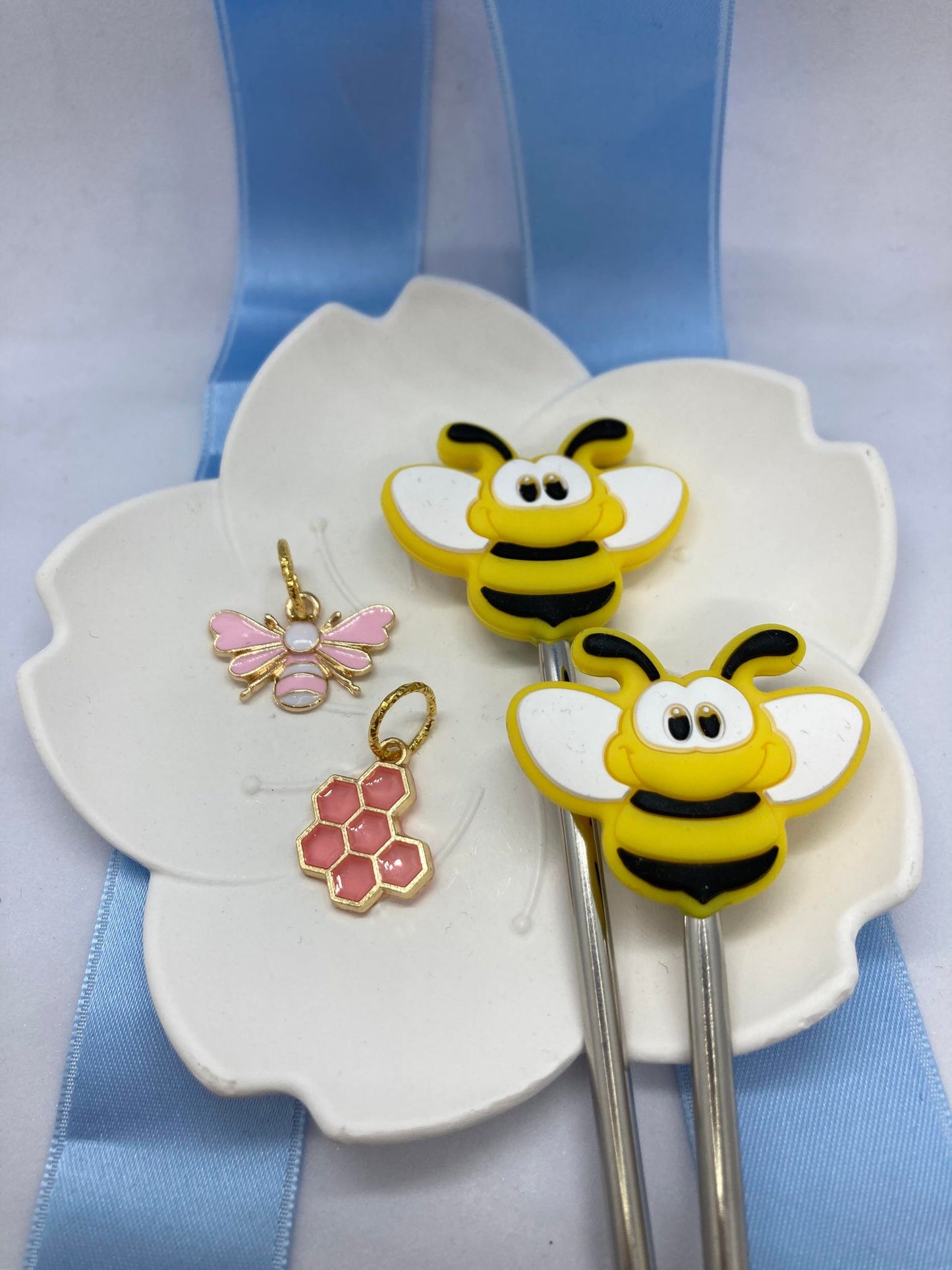 Rosa bie og honeycomb