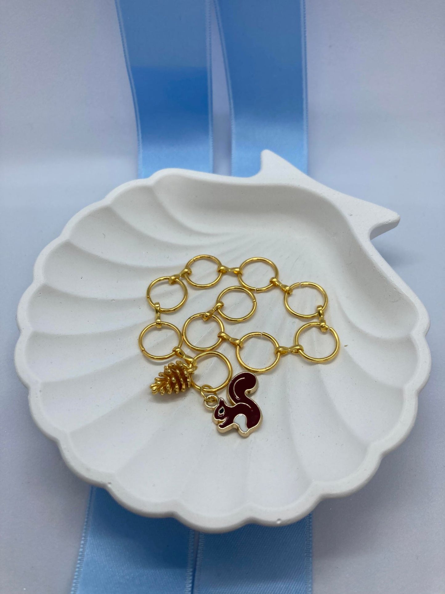 Strikkefisk Gull Ekorn og Kongle