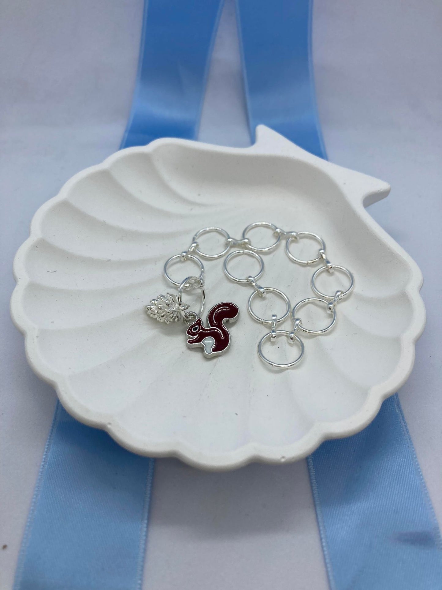 Strikkefisk Sølv Ekorn og Kongle